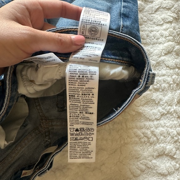 Women’s Levi’s A-line Denim Jean high waist shorts
Size 27 - Picture 7 of 8